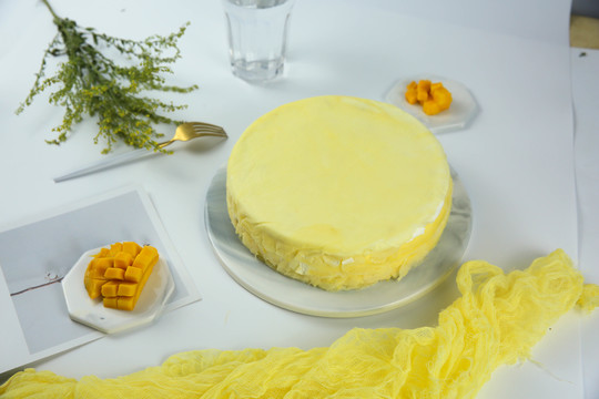 白色背景上的芒果千层蛋糕
