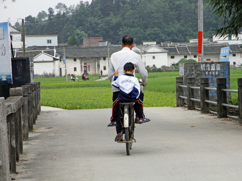 放学接送小孩