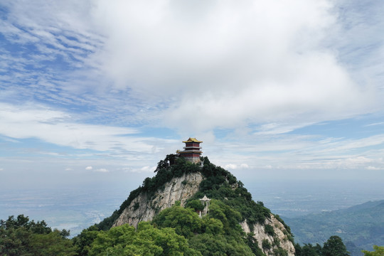 灵应台上白云飘