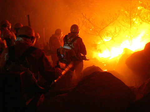 森林消防员救火现场