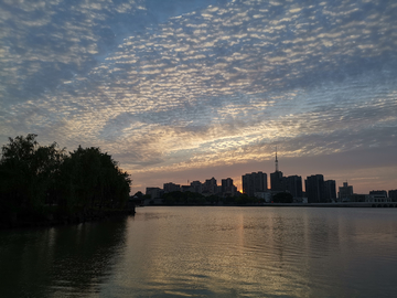 城市日落天空