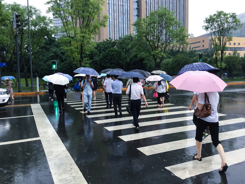 雨中行走的人