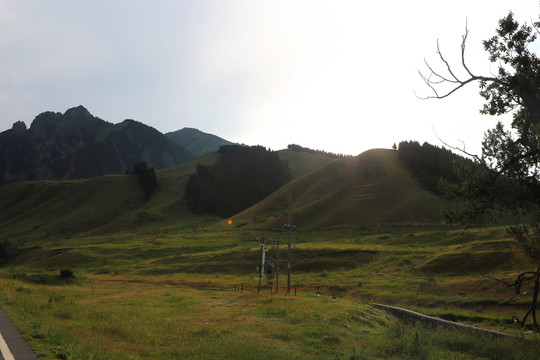 群山峻峭