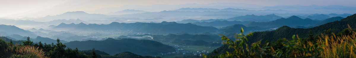 远山和乡村全景图