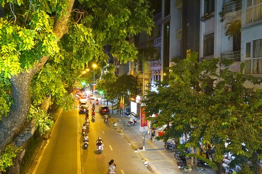 越南河内市城市和道路交通夜景