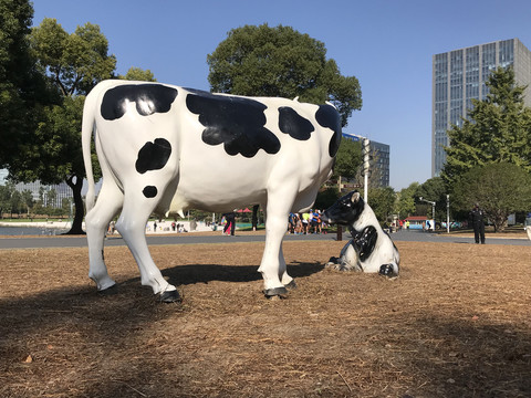 奶牛城市雕塑