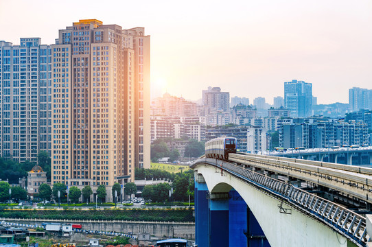 重庆轻轨在铁路上行驶