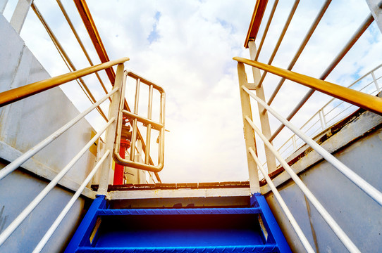 游轮通往甲板的蓝色楼梯