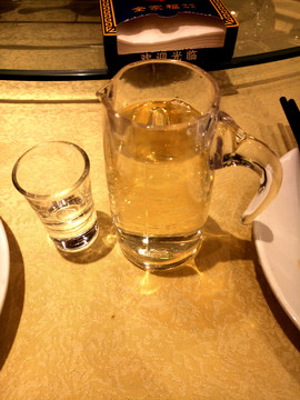 餐桌酒杯