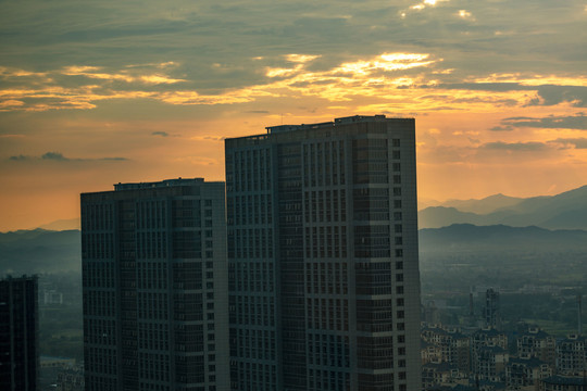 夕阳下的小山