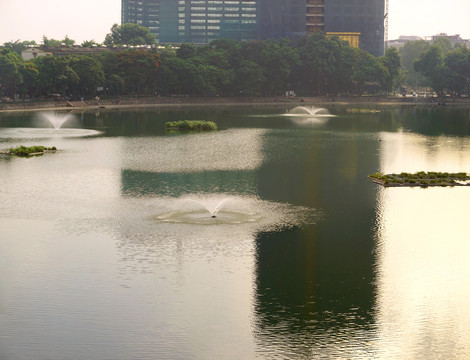 越南河内市区讲武湖早晨的风光