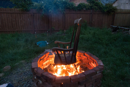 燃烧的椅子