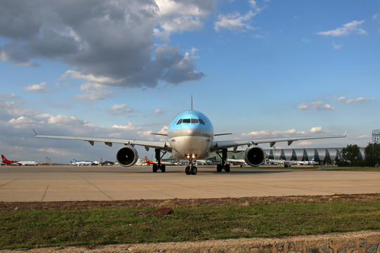 韩国大韩航空公司飞机滑行