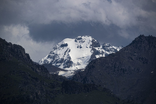 天山雪山