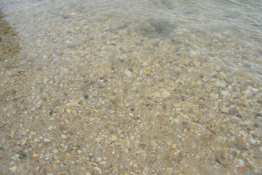 海浪冲击上岸的鹅卵石