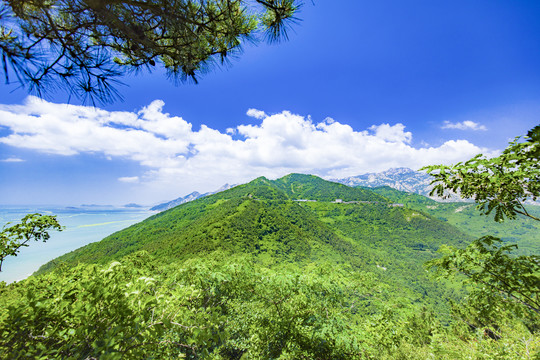 青岛崂山蓝天白云高山大海