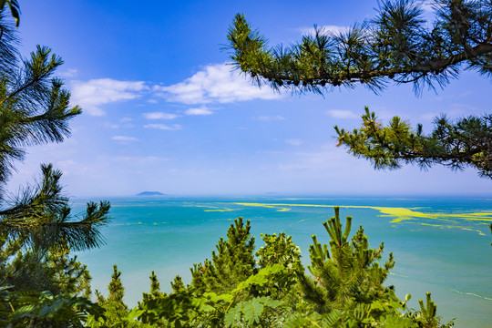 青岛崂山蓝天白云高山大海