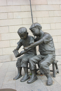 看小人书的孩子雕塑