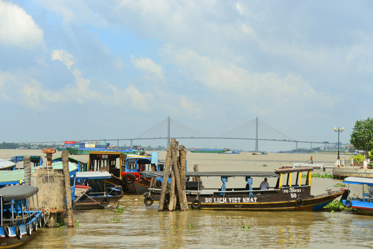越南湄公河码头上停泊的游船