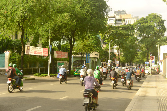 越南西贡街道及行驶的摩托车
