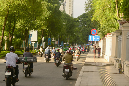 越南西贡街道及行驶的摩托车