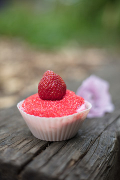 草莓糖霜纸杯蛋糕