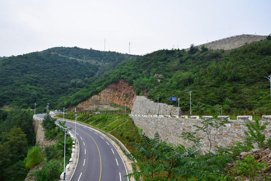 山腰上的柏油大道