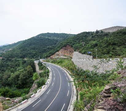 山腰上的柏油大道