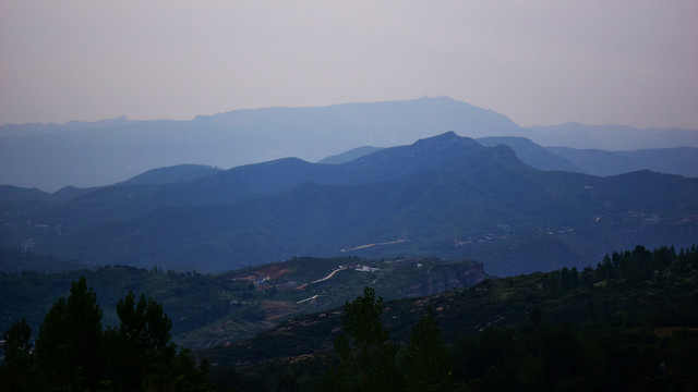 朦胧的山峦