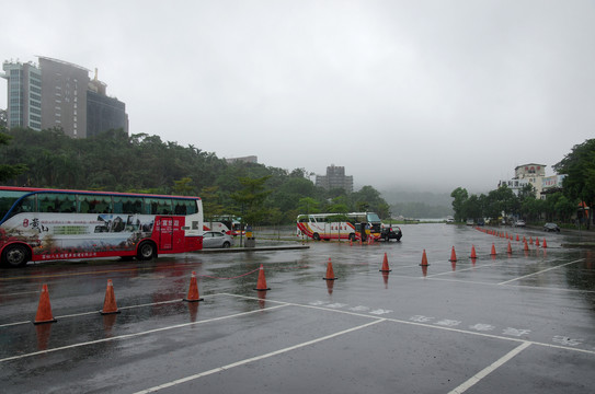 雨中停车场