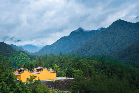 山巅一寺