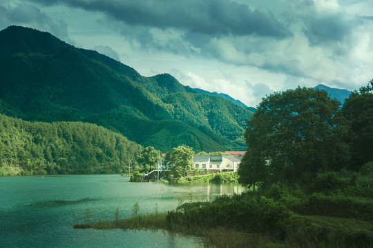 依山傍水