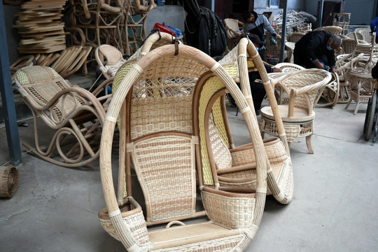 木质工艺藤椅编制