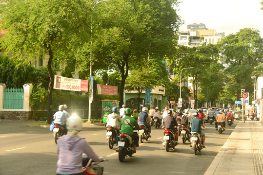 越南胡志明市行驶的摩托车