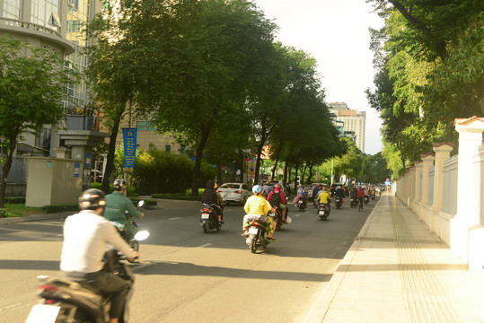 越南胡志明市行驶的摩托车
