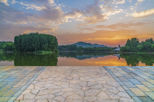 前景路面背景彩霞湖景