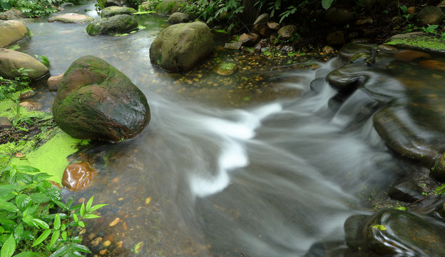 山间溪水