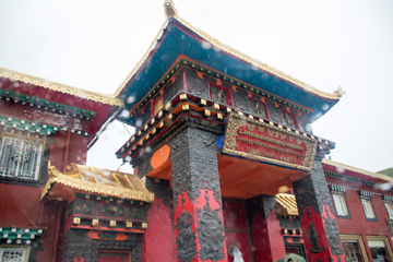 雨中塔公寺