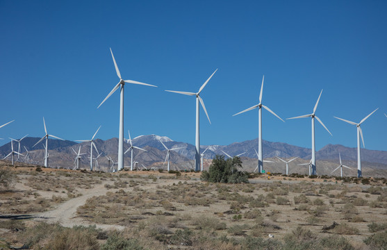 沙漠中的风力发电设备