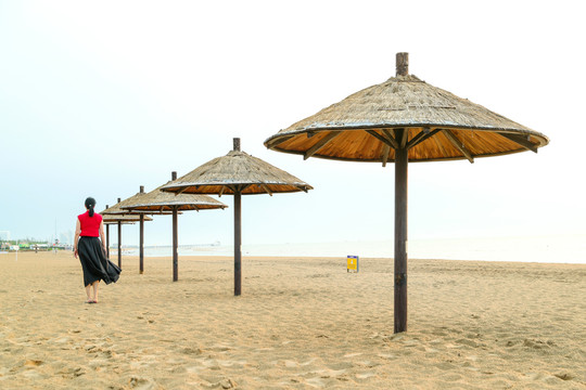 阿那亚海滩遮阳伞草棚