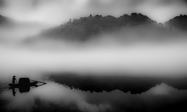 清晨大雾渔民划船