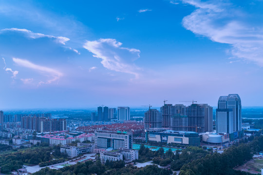 眉山市政府夜景俯拍图