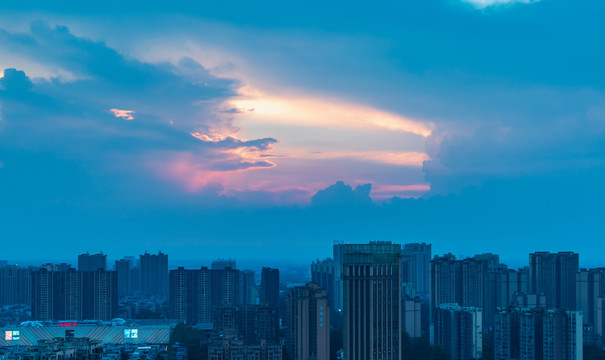 天空夜景巨龙吐信