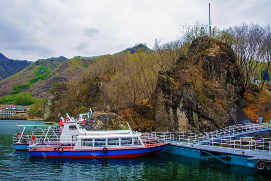 丹东宽甸青山湖湖岸山峰与游艇