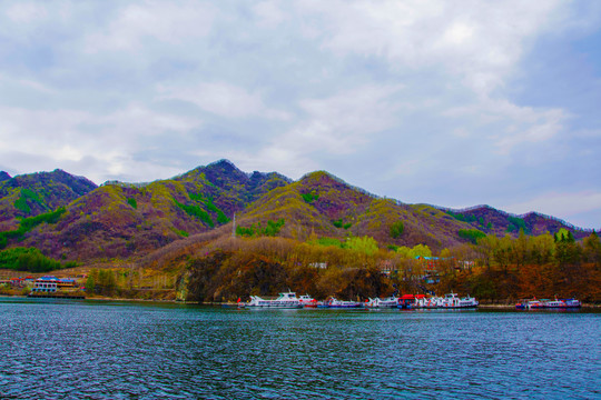 丹东宽甸青山湖群山与湖岸游艇