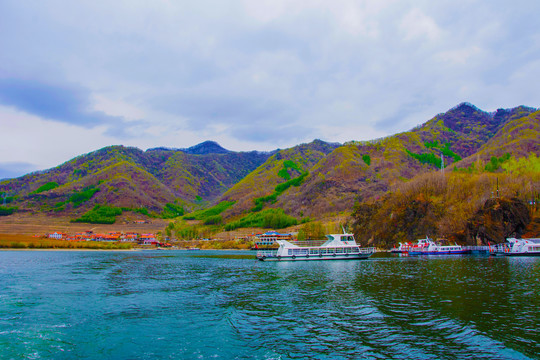 丹东宽甸青山湖与山峰民房游艇