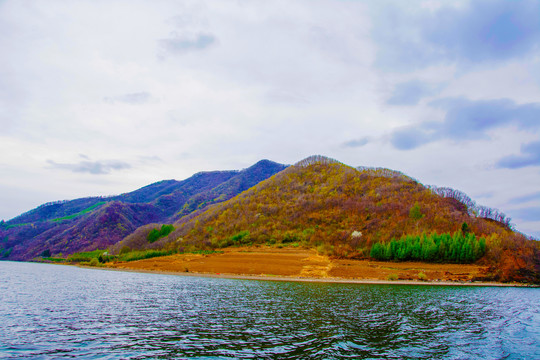 丹东宽甸青山湖与连绵山峰