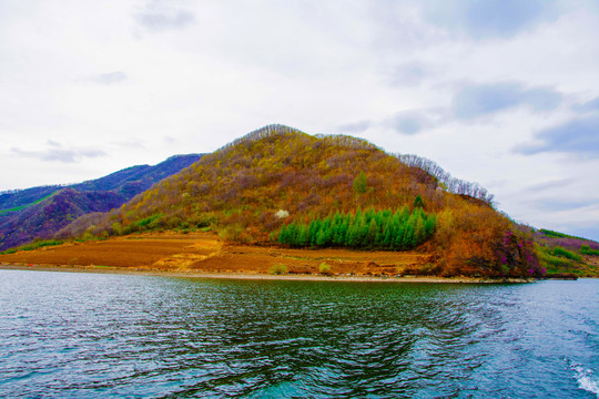 丹东宽甸青山湖与山峰绿树林