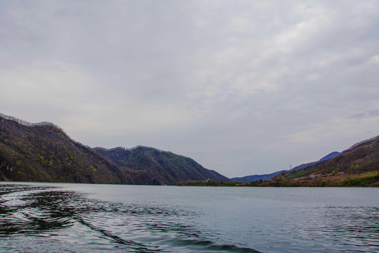 丹东宽甸青山湖与一侧群山湖岸