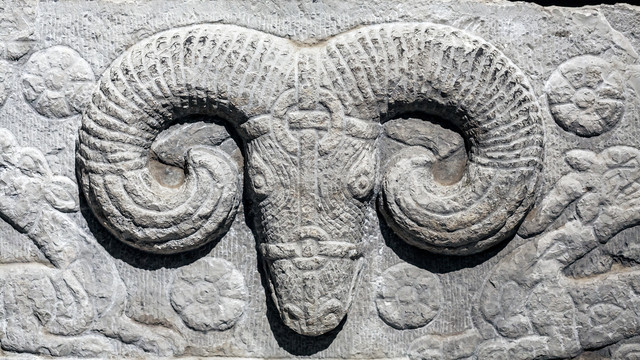 东汉墓室门楣石羊神兽